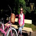 Agnieszka Cegielska zachęca na swoim video blogu do wycieczek rowerowych.